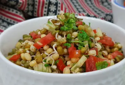 Sprouted-moong-slad1.webp